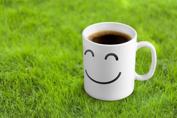 笑顔でホット コーヒーのカップ — ストック写真