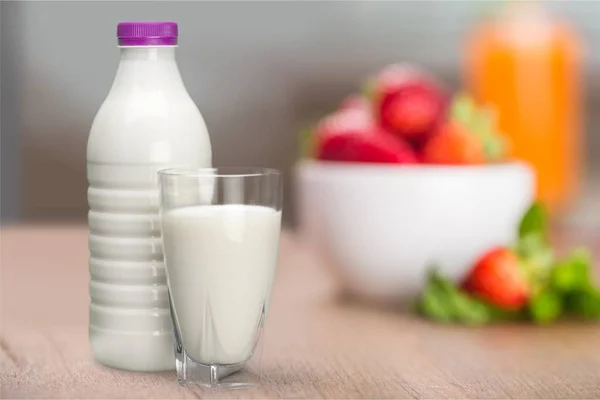 Milch Glas Und Flasche Auf Dem Tisch — Stockfoto