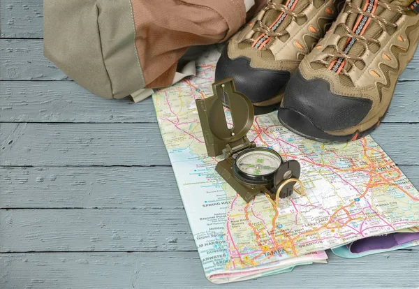 Buty trekkingowe, kompas i mapę — Zdjęcie stockowe
