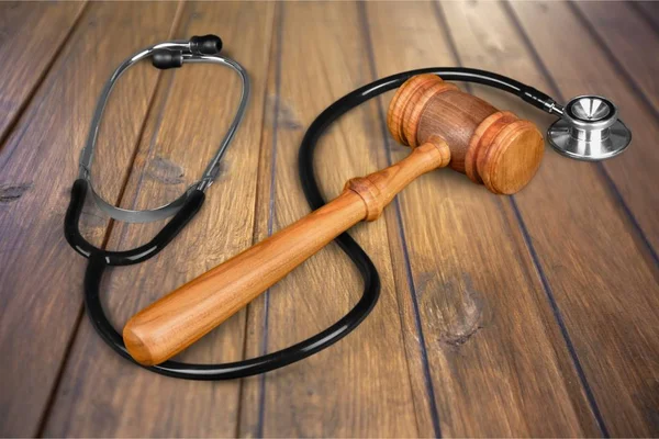 Młotek i stetoskop drewniany — Zdjęcie stockowe