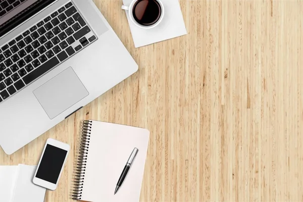 Teclado de ordenador en el lugar de trabajo y taza — Foto de Stock