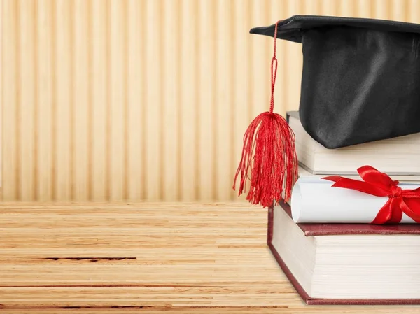 Sombrero Graduación Pilas Libros Vista Cerca — Foto de Stock