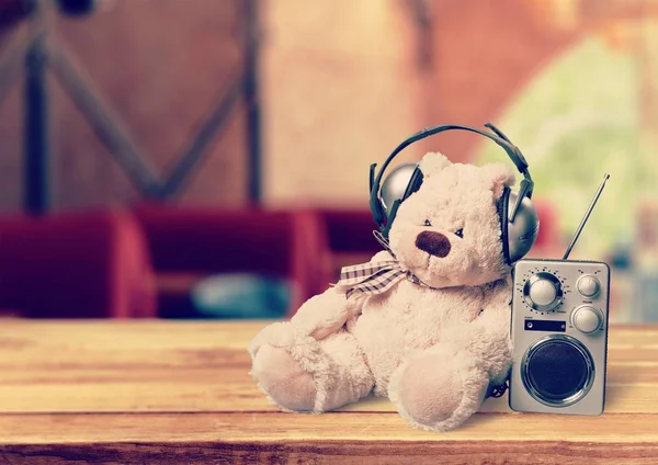 Teddybär und Radio — Stockfoto