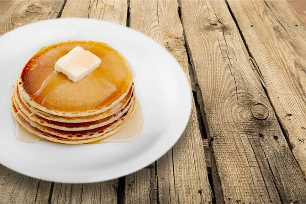 Läckra pannkakor med siryp — Stockfoto