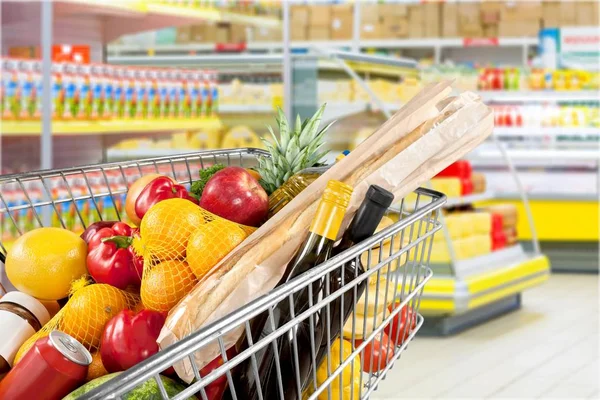 Shopping cart full of groceries — Stock Photo, Image