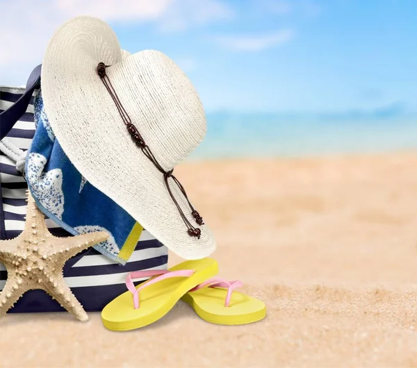 şapka ile plaj çantası