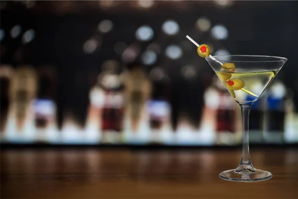 Martini en vaso con aceitunas — Foto de Stock