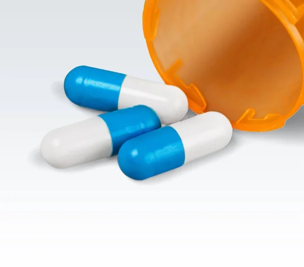 Drei Medizinische Pillen Isoliert Auf Weißem Hintergrund — Stockfoto