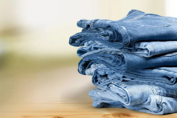 Stapel Jeans Auf Holzgrund — Stockfoto