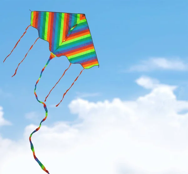 雲の間から空を飛ぶ凧 — ストック写真