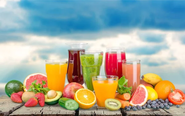 taze meyve suyu bir bardak 