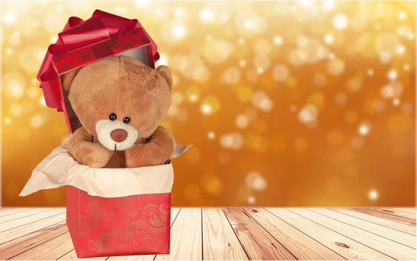 Urso de pelúcia na caixa de presente — Fotografia de Stock
