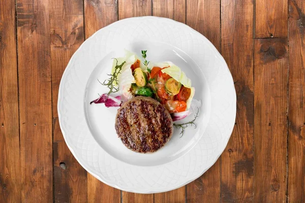 ızgara et ve sebze sos ile