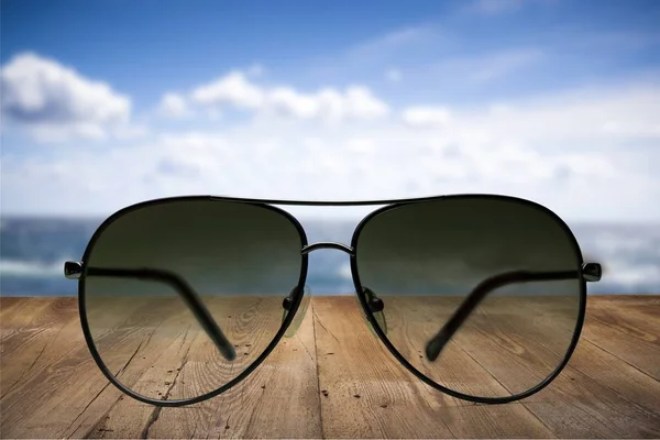 Okulary Przeciwsłoneczne Czarny Moda Tle Basen — Zdjęcie stockowe
