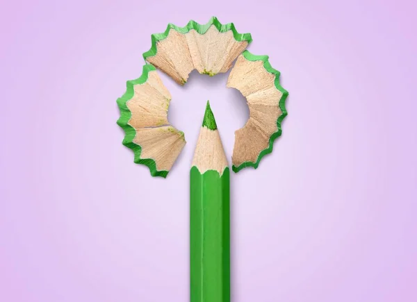 緑色鉛筆と鉛筆の削りくずの背景に — ストック写真
