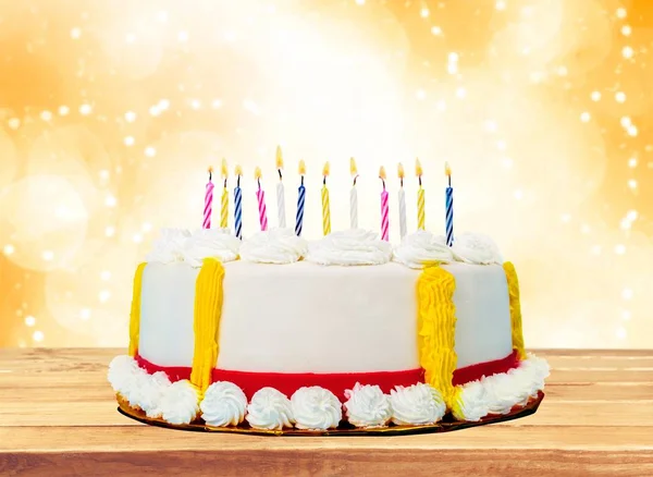 Torta di compleanno con candele — Foto Stock