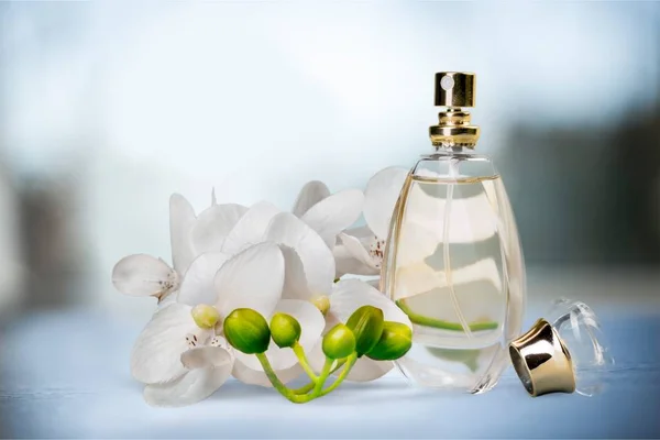 Frasco de perfume y flores —  Fotos de Stock