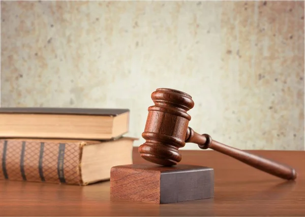 Books and wooden gavel — Stock Photo, Image