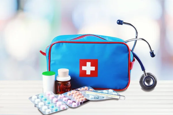Kit di pronto soccorso con forniture mediche — Foto Stock