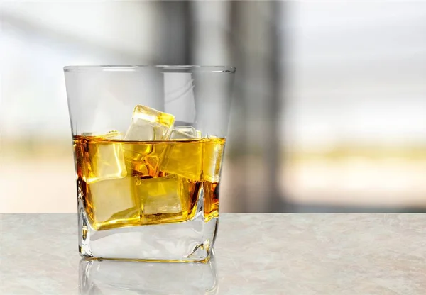 Bicchiere di whisky e cubetti di ghiaccio — Foto Stock