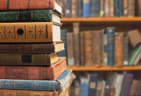 Eski yığılmış kitaplar