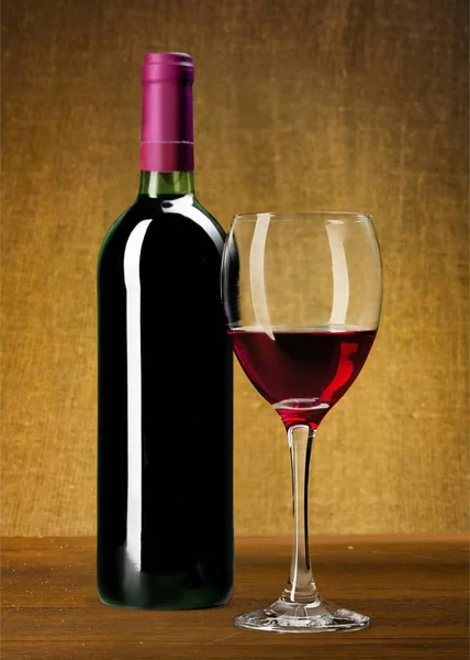 Червоне вино і келих — стокове фото