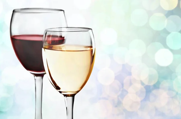 Келихи червоного та білого вина — стокове фото