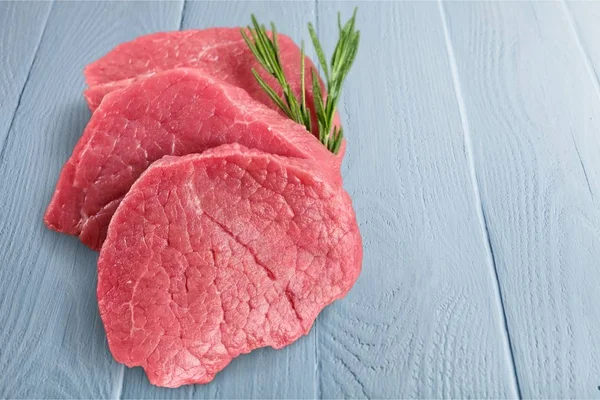 Сире м'ясо шматочками — стокове фото