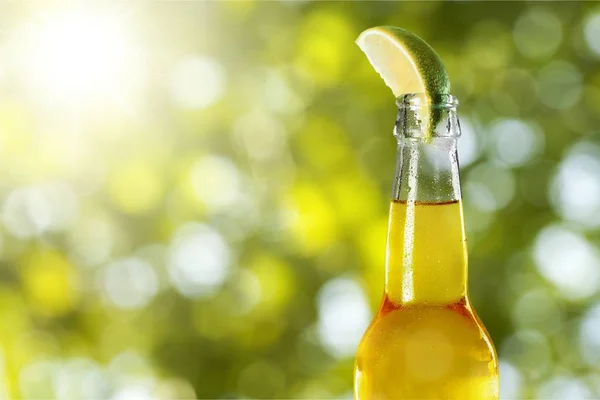 Garrafa de cerveja com limão — Fotografia de Stock