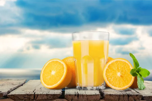 Verre de délicieux jus d'orange — Photo