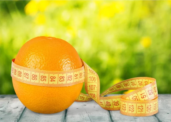Naranja fresco con cinta métrica —  Fotos de Stock