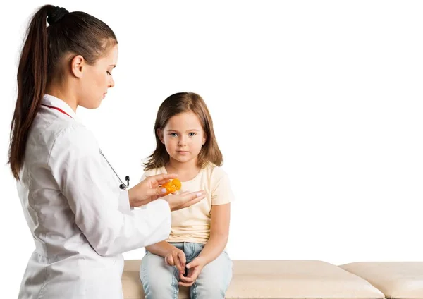 Jeune médecin avec petite fille — Photo