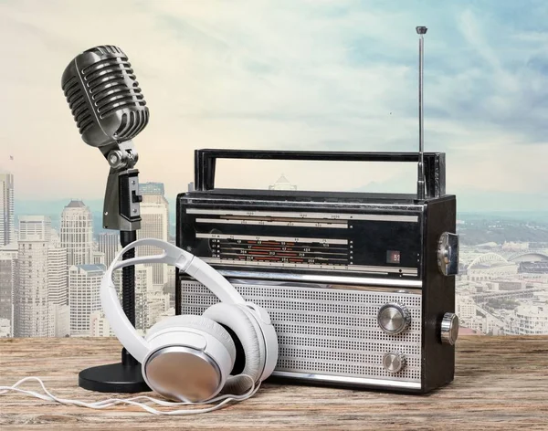 Mikrofon i słuchawki w stylu retro — Zdjęcie stockowe