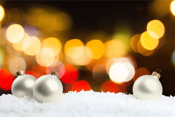 Χριστούγεννα μπάλες σε νιφάδες χιονιού — Φωτογραφία Αρχείου
