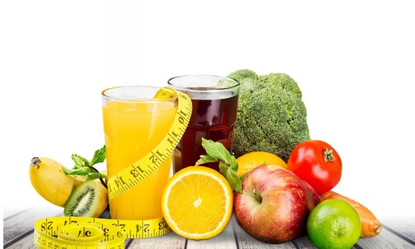 新鮮なジュースと果物と野菜の測定テープのメガネ — ストック写真