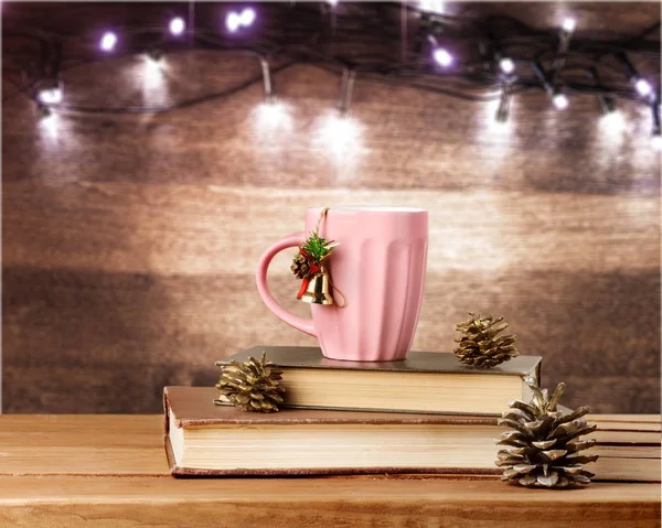 Buch. Weihnachtstee auf Büchern — Stockfoto