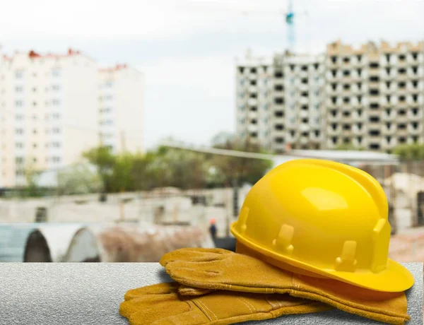 Capacete amarelo com equipamento — Fotografia de Stock