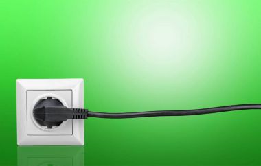 beyaz elektrik fişi elektrik prizine içinde