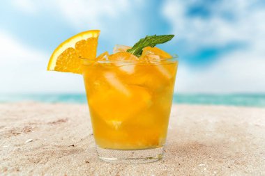 bir bardak alkol kokteyli