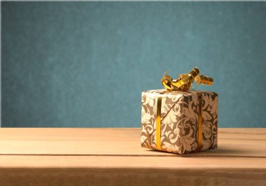 Kurdeleli hediye kutusu