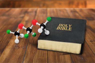 Kutsal İncil kitap ve kimya formu