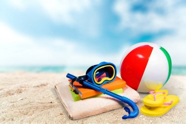 Dalış gözlük, şnorkel ve kum plaj topu