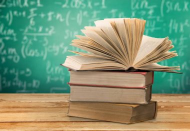 Eski yığılmış kitaplar