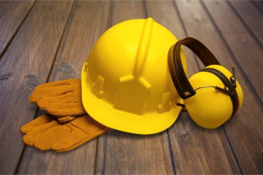 ekipman ile sarı kask