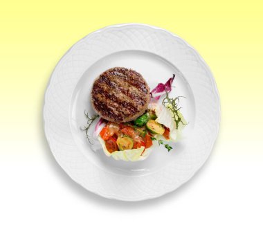 ışık arka plan üzerinde beyaz tabak lezzetli et