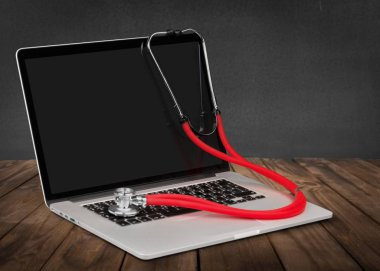 Modern dizüstü ve arka plan üzerinde izole stetoskop