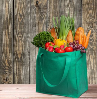 Alışveriş çantası masada bakkal ürünleri ile 