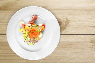 ahşap arka plan üzerinde plaka lezzetli salata