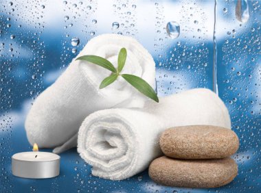 Havlu ve taş yığını