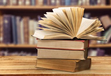 Eski yığılmış kitaplar